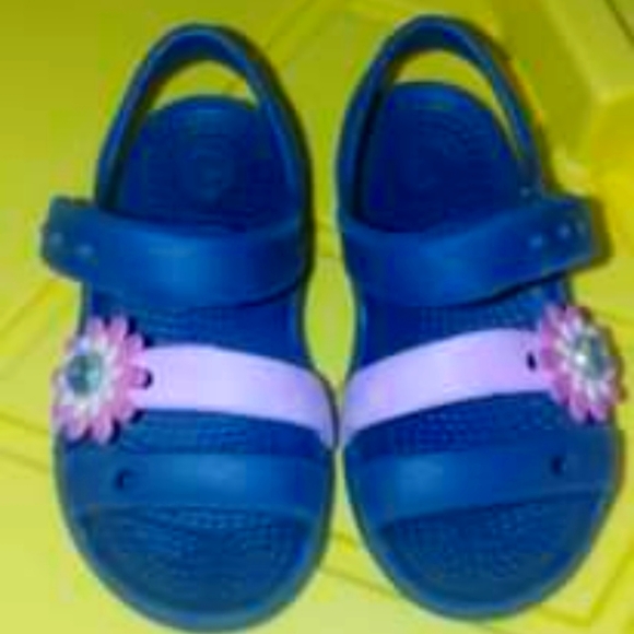 COPY - Crocs toddler girl sandal Size 7 - Picture 2 of 2